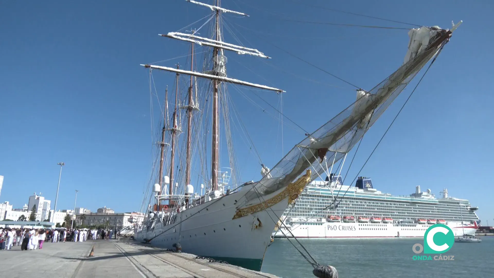 Imagen del Buque Escuela Juan Sebastián Elcano en el puerto de Cádiz 