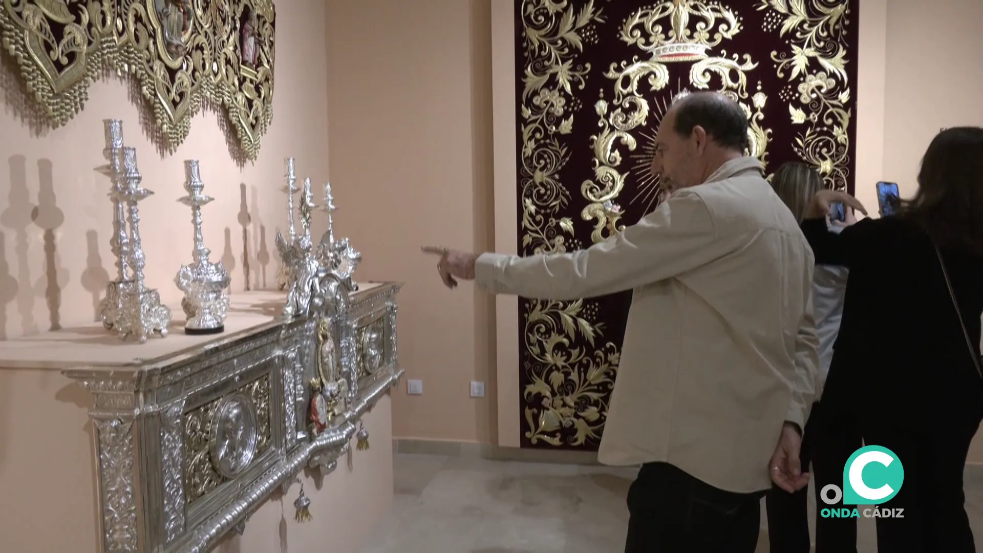 Un visitante en la jornada de inauguración de este martes