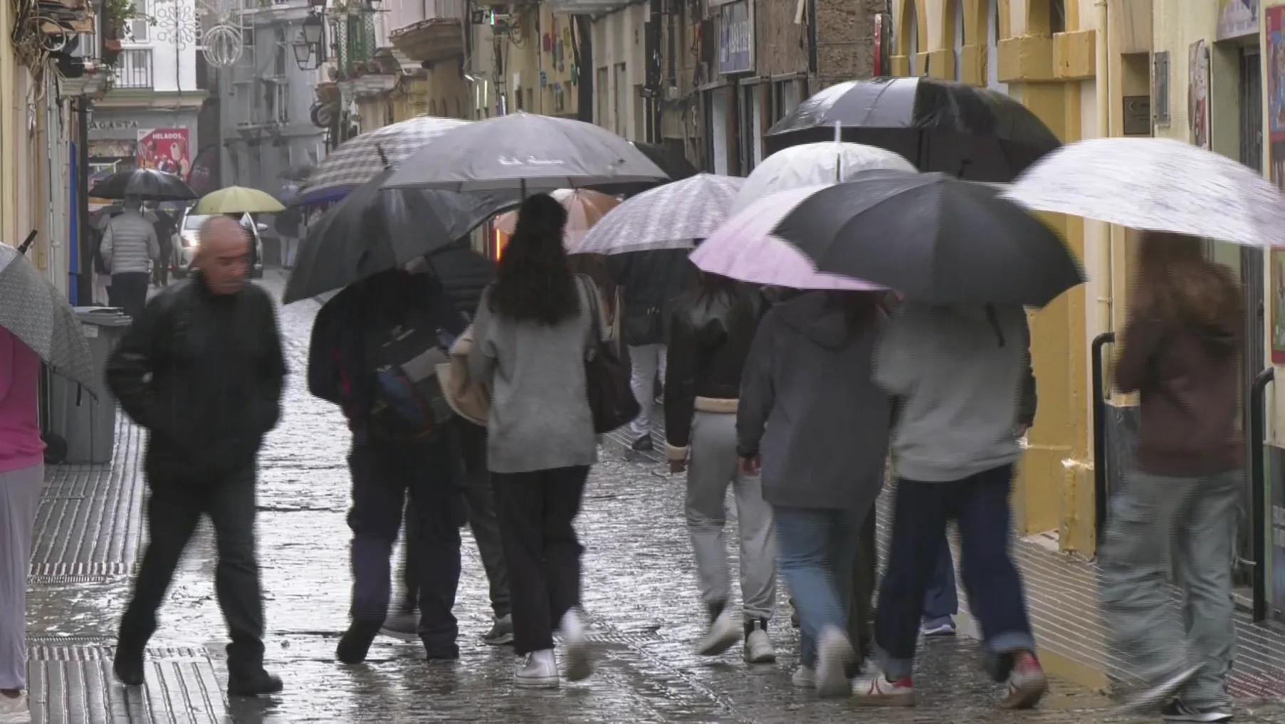 Los paraguas volverán a verse en las próximas horas en las calles gaditanas