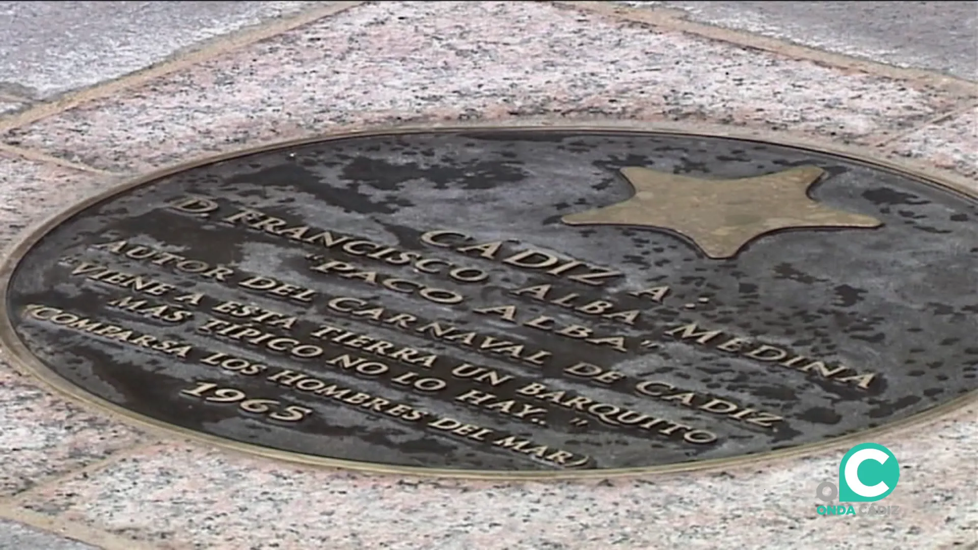 Una de las dedicadas a Paco Alba en la plaza Fragela