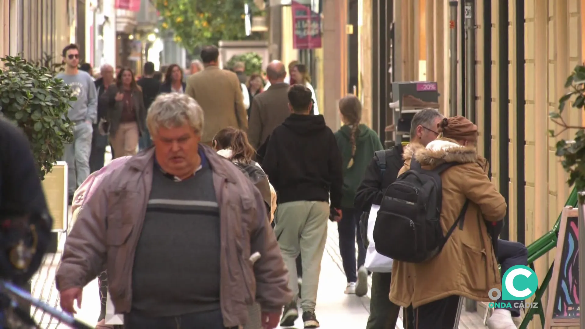 Viadantes`por una de las calles comerciales de la capital gaditana