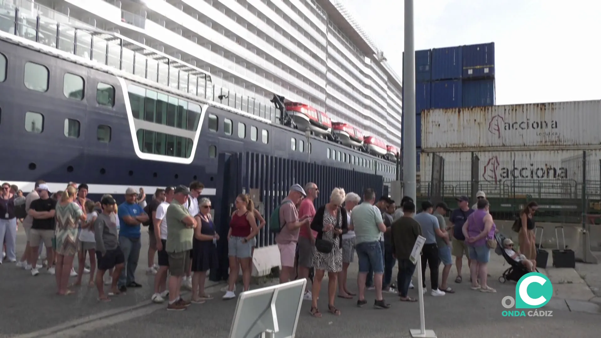Colas de salida al muelle en una de las últimas jornada de llegadas de buques a la capital gaditana