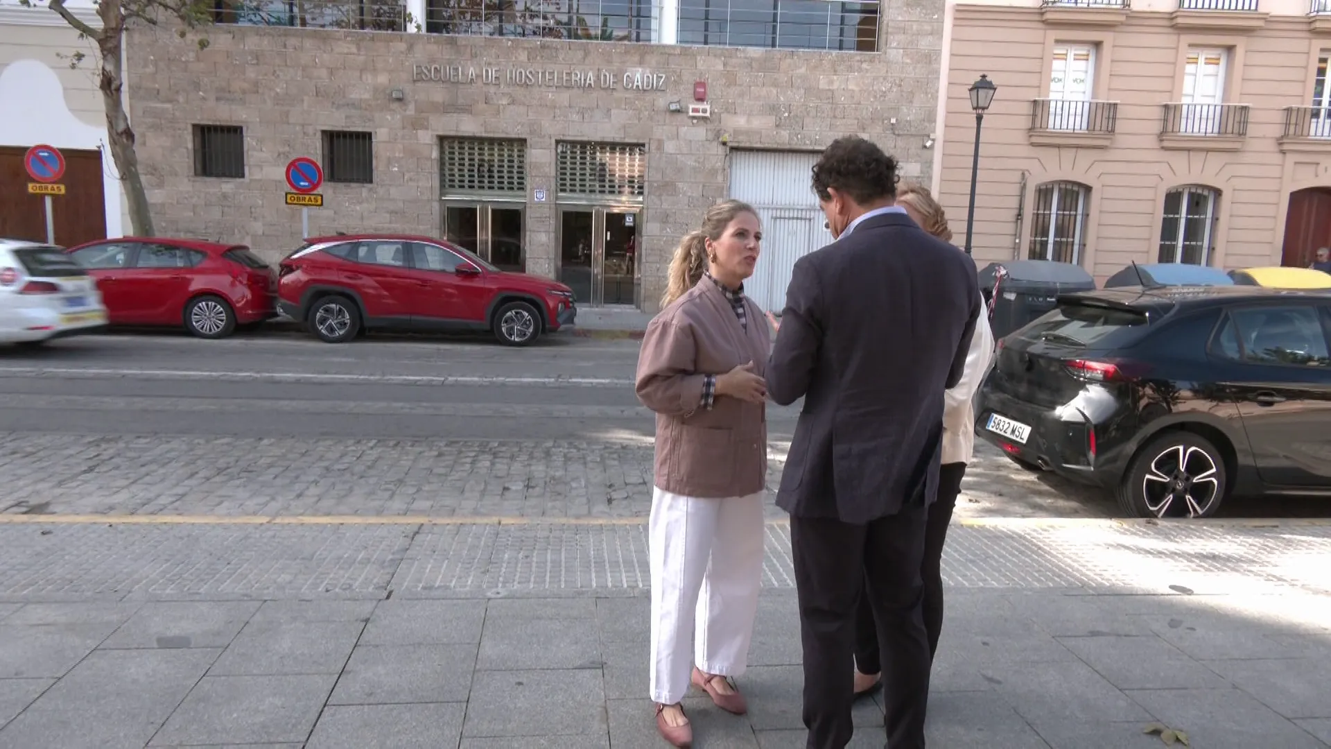 Las parlamentarias este miércoles frente al centro de formación en la capital gaditana