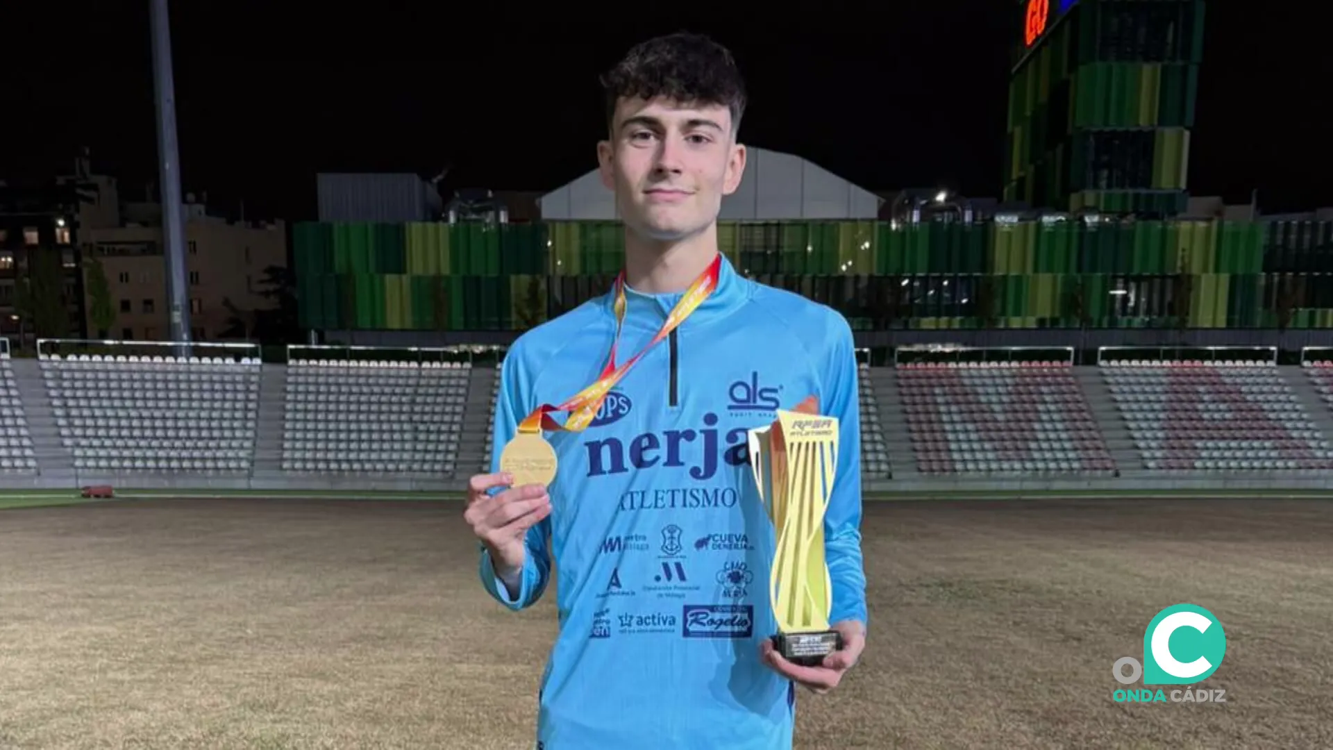 El joven deportista luce su medalla obtenida en Madrid