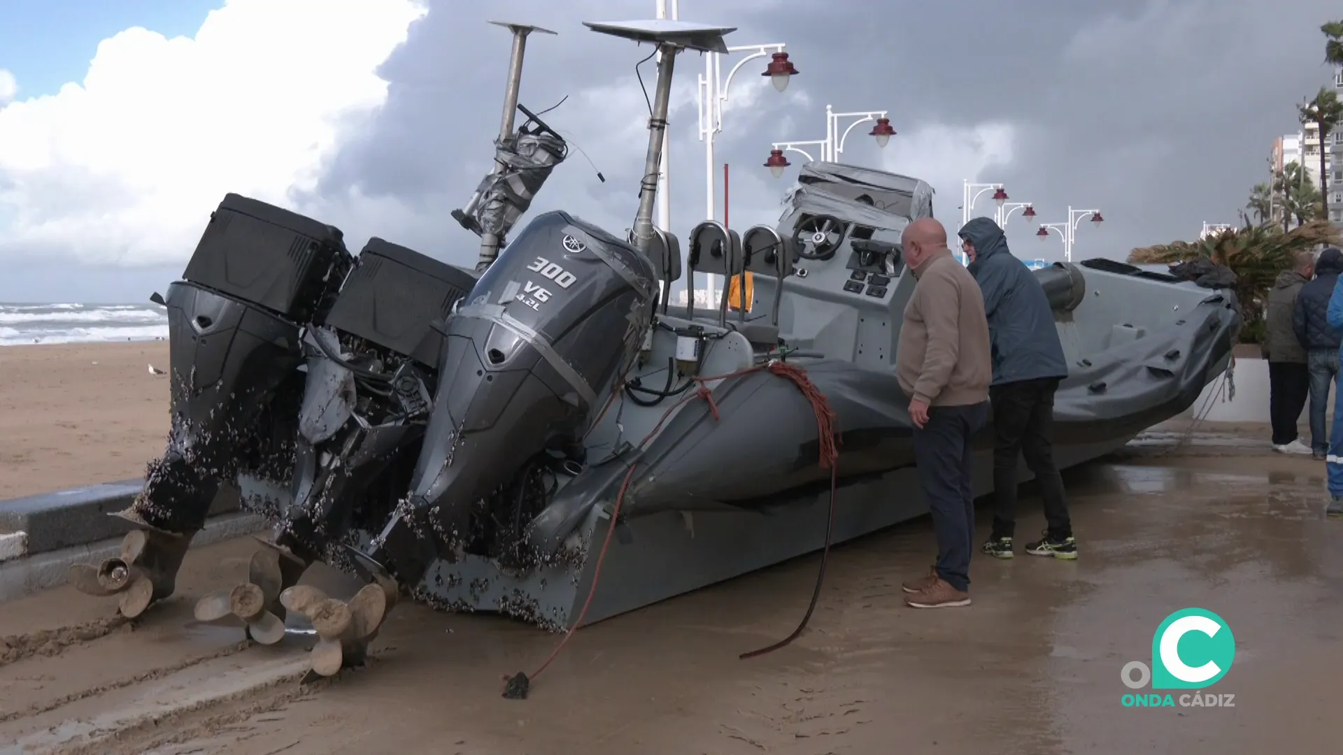 Imagen de la neumática retirada la pasada semana de la playa gaditana.