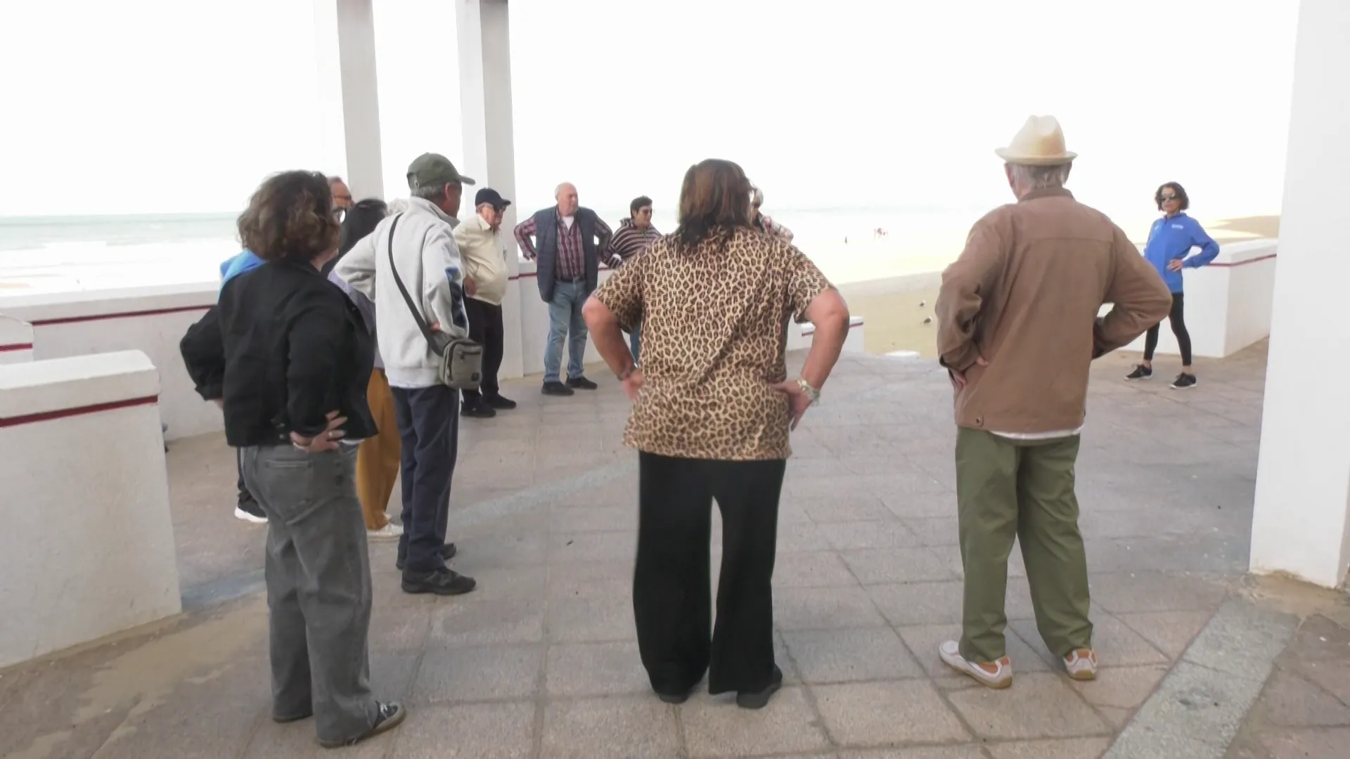 Participantes en una de las actividades en el paseo marítimo de la capital gaditana