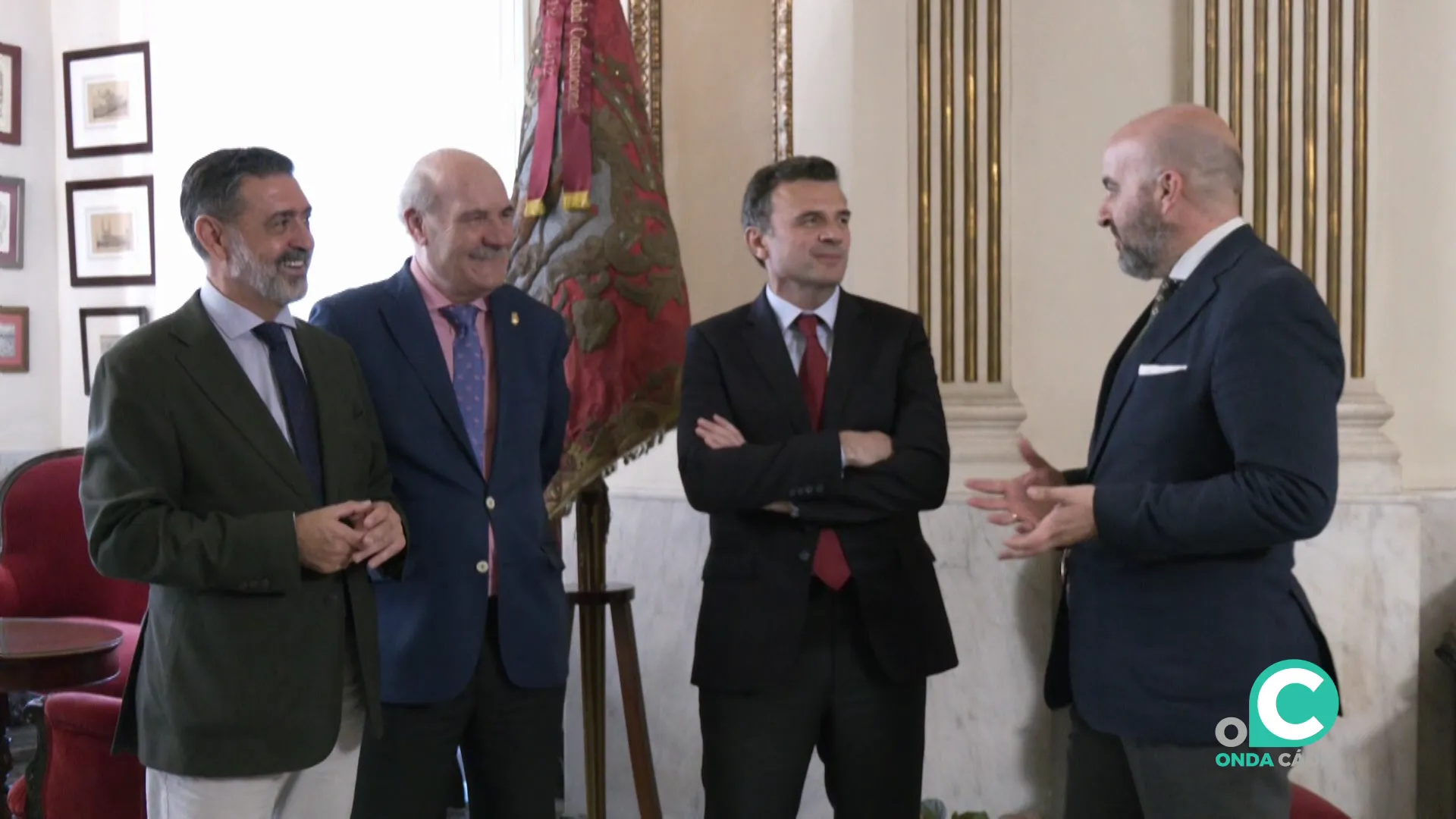 Un momento del sencillo acto que se efectuó en el Ayuntamiento