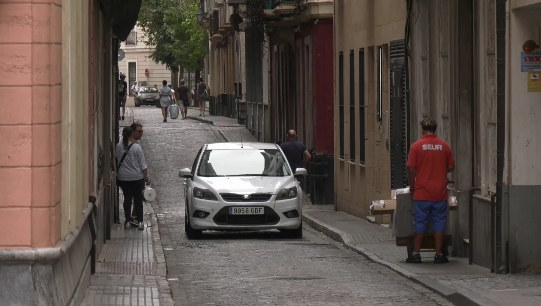 Vehículo circulando por el centro de la capital gaditana