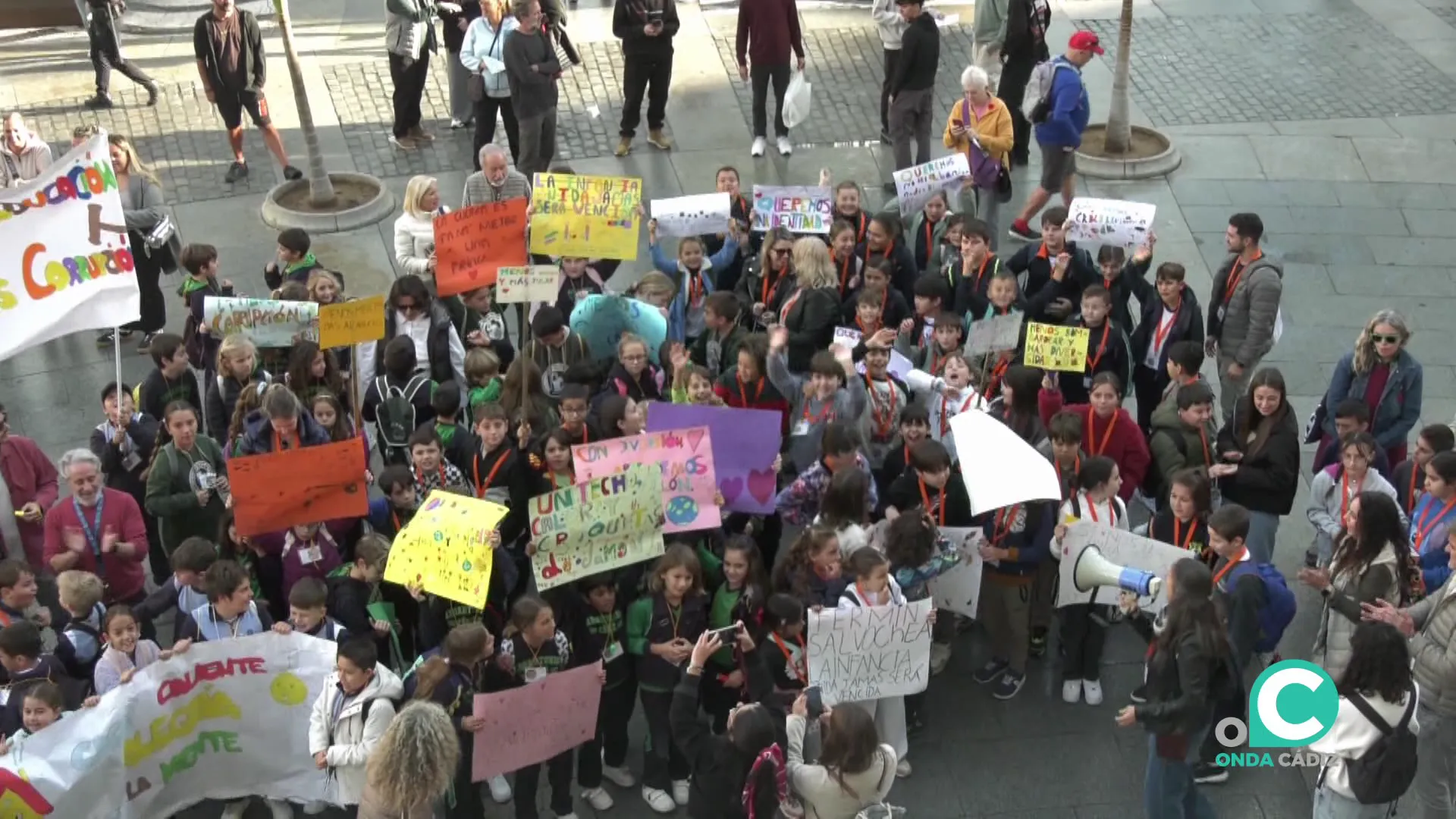 Los pequeños en la plaza de San Juan de Dios, este miércoles.