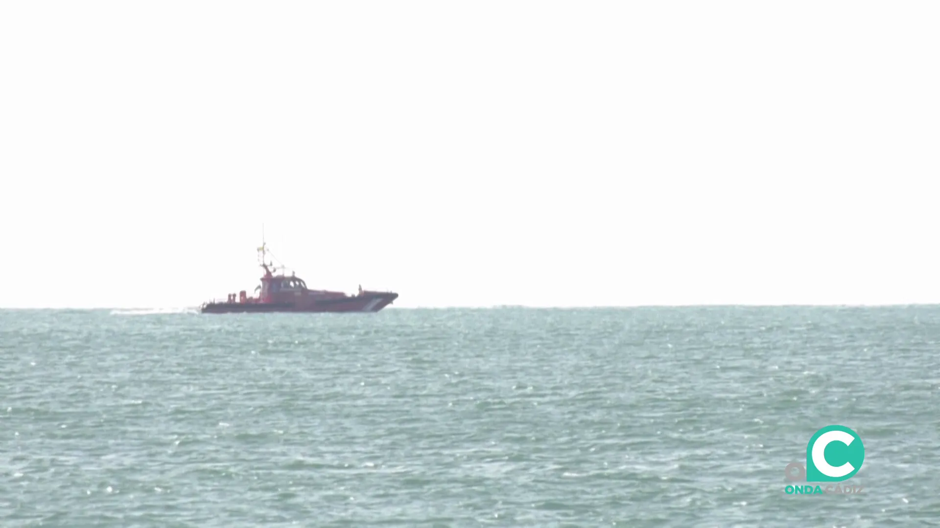 Embarcación de busqueda frente a la playa de La Cortadura este miércoles