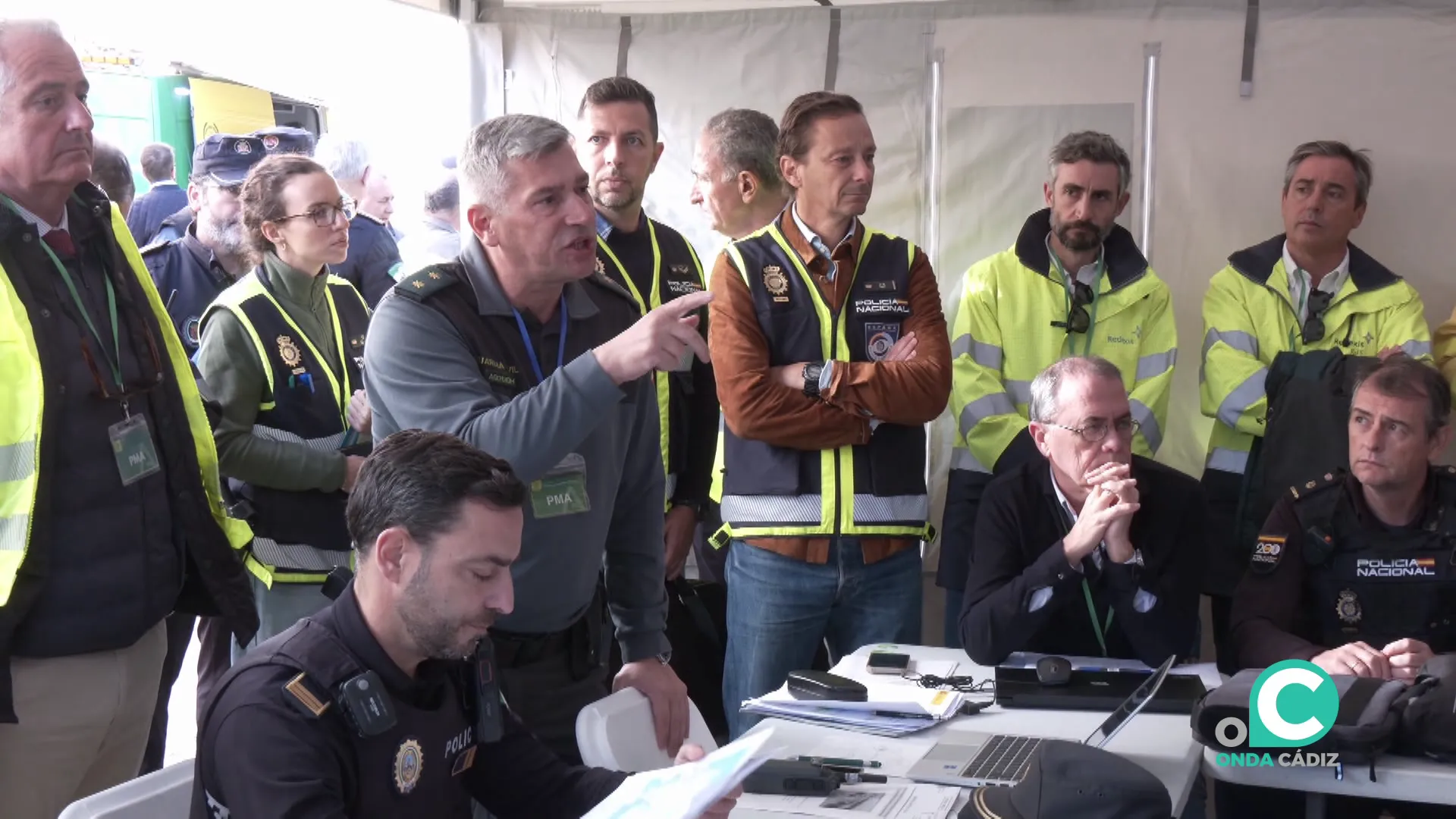 Un mando de la Guardia Civil dirige instrucciones durante el ejercicio de este jueves