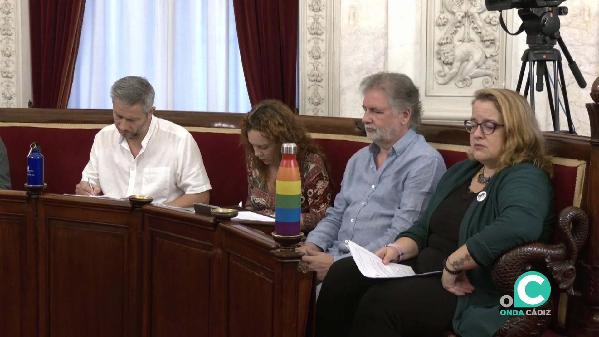 Ediles de la formación durante el transcurso de una sesión plenaria en el Ayuntamiento de Cádiz