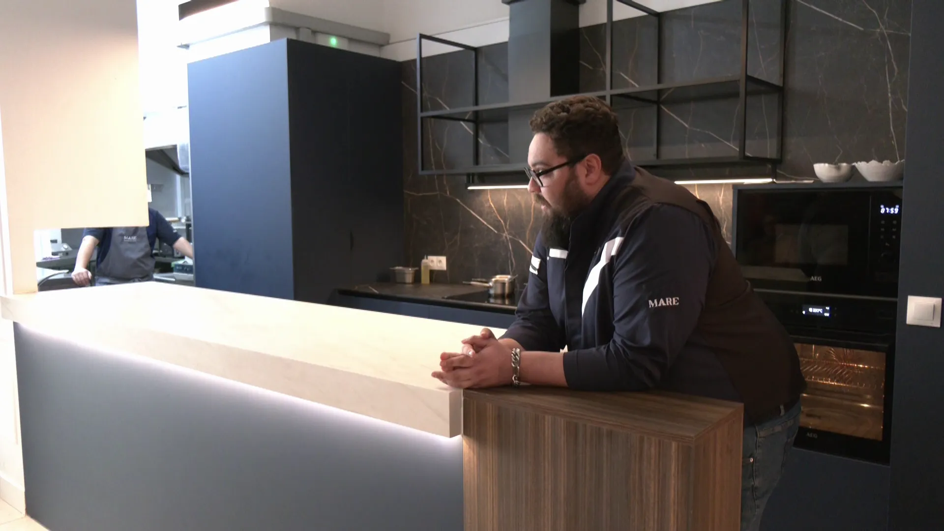 Juan Viu en la cocina del restaurante Mare 