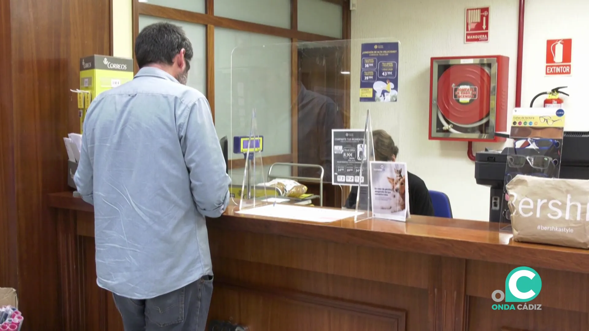 Mostrador de una oficina postal en la capital gaditana