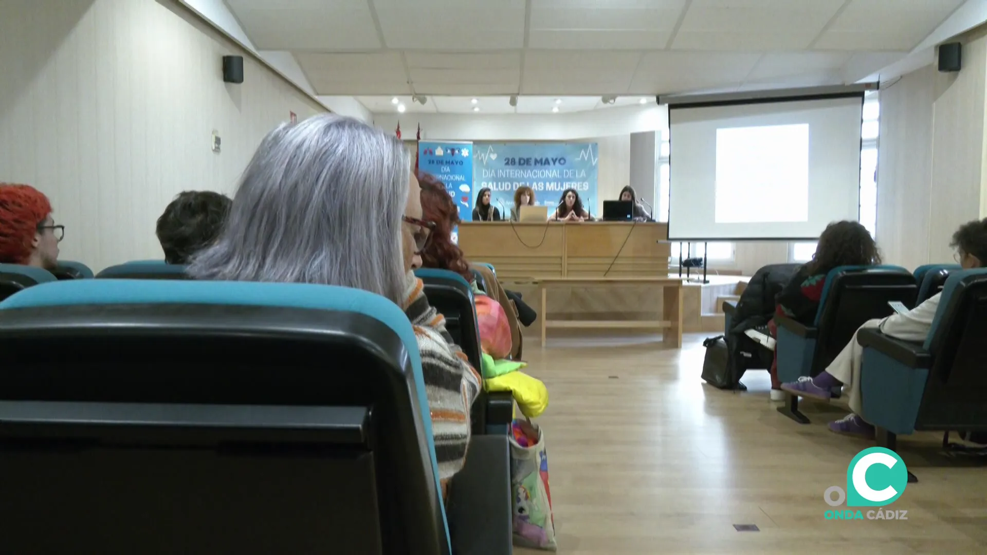 Asistentes a uno de los encuentros en el salón de actos celebrados este jueves