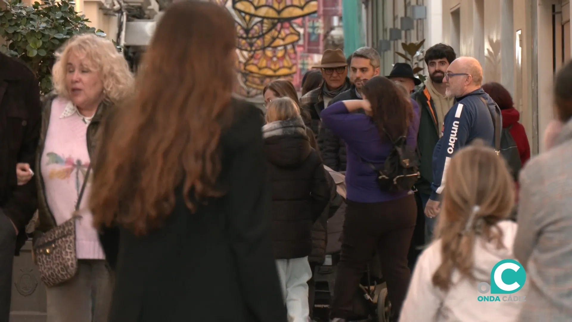 Viandantes por las calles de Cádiz. 