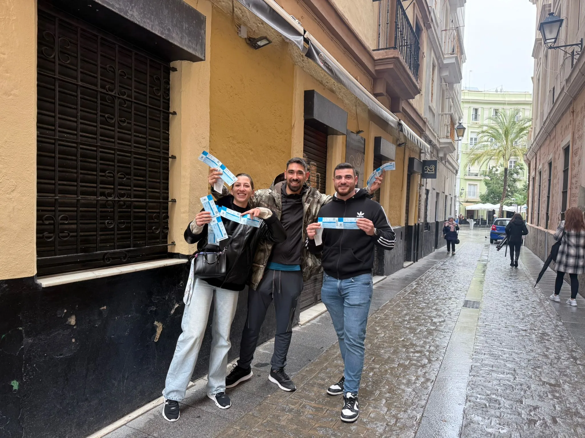 El Ayuntamiento ha anunciado a las 7.30 horas que se ponían a la venta en el edificio municipal en la jornada de hoy