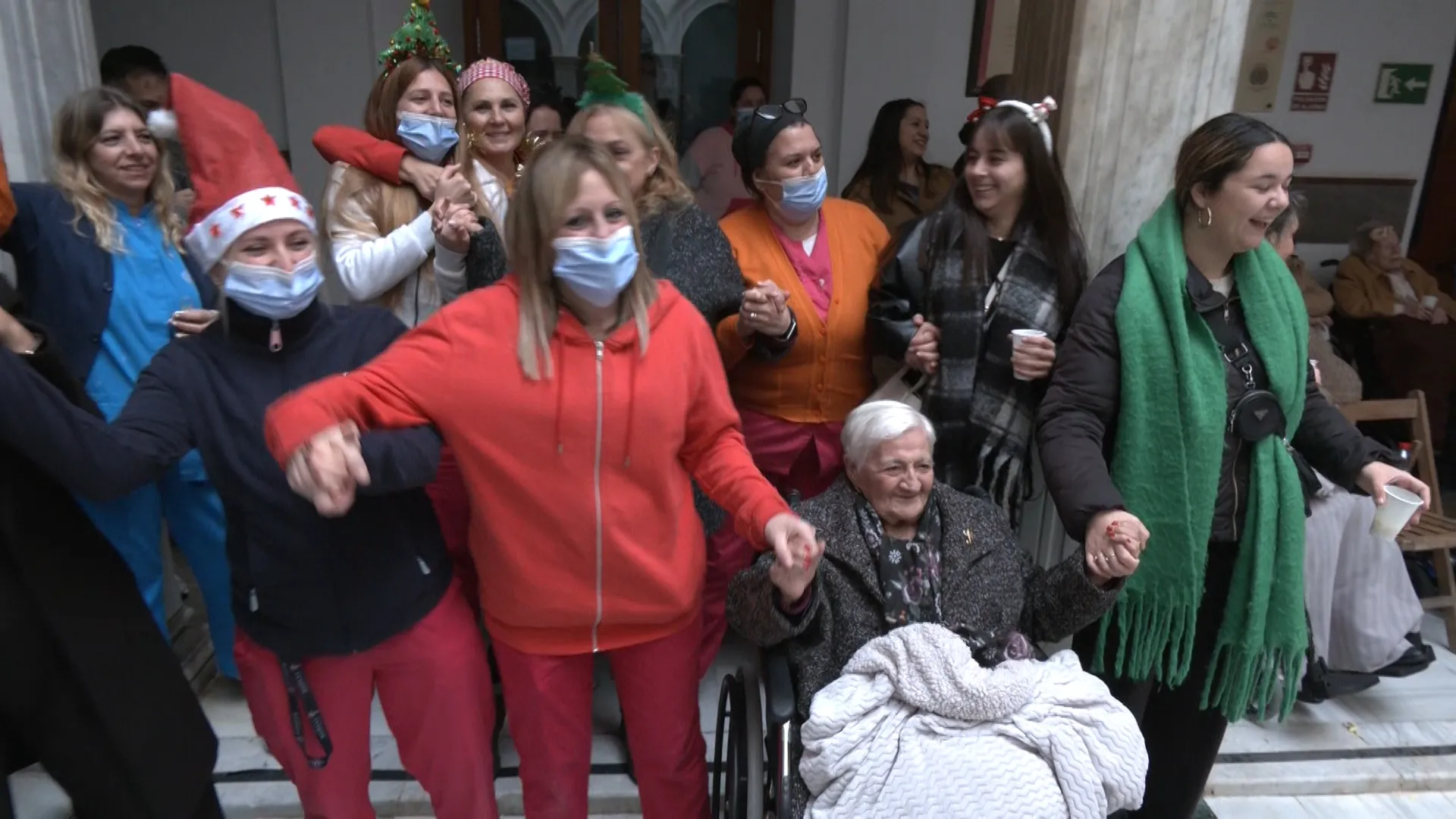 Los profesionales de la residencia junto a los usuarios 