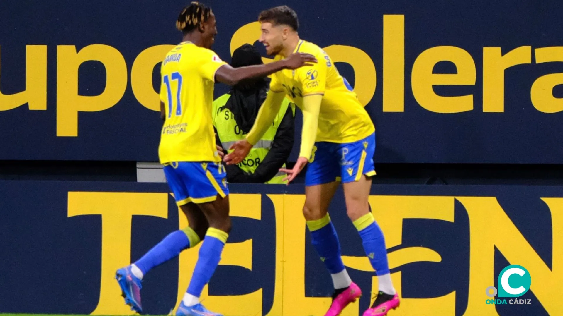 Dawda y Alvaro García celebran el primer tanto del encuentro (Foto: La Liga)