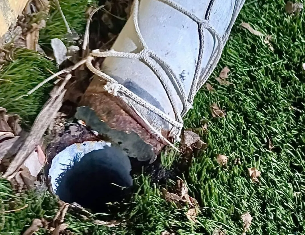 El Campo Pedro Fernández clausurado tras la caída de uno de los postes debido a la oxidación de la base.