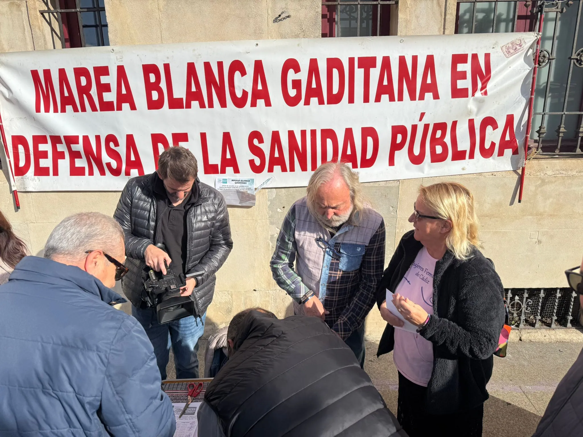 ℹ️ La Marea Blanca Gaditana recoge firmas en el exterior del Mercado Central contra la derivación de pacientes a la clínica privada San Rafael como hospital público de referencia para la ciudadanía del casco antiguo. Pretenden recoger más de un millar de firmas que remitirán a la Consejería de Salud.