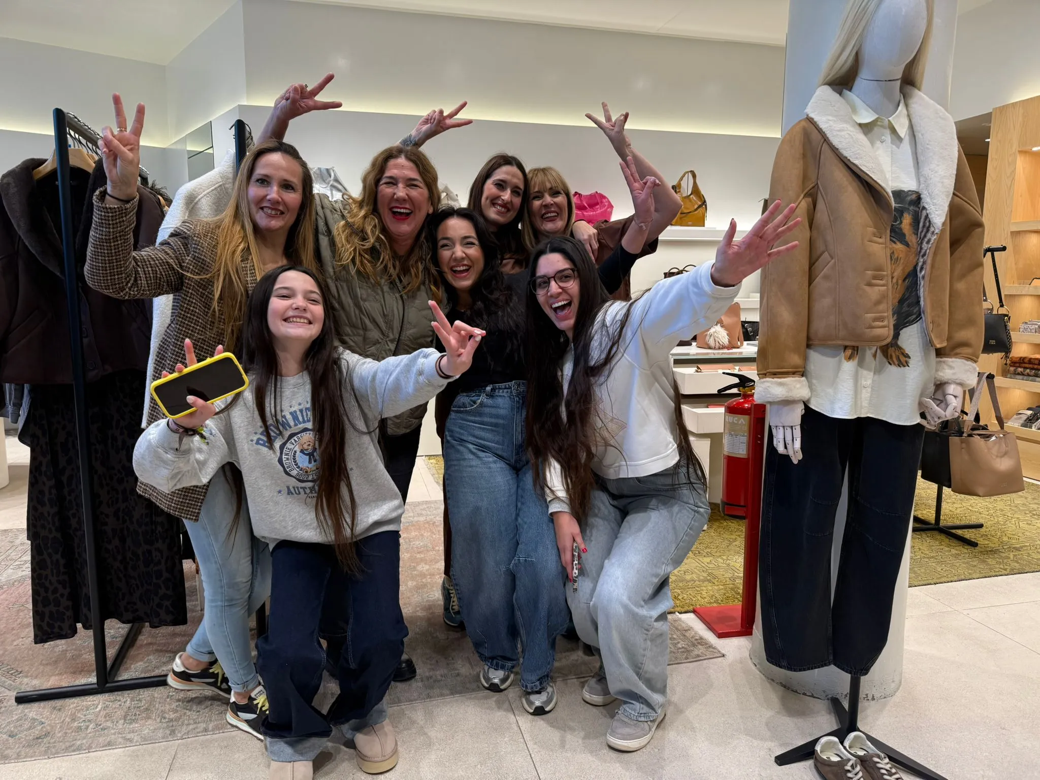 El segundo premio de la Lotería de Navidad, 70048 ha regalado la alegría a las siete trabajadoras de la tienda Bimba y Lola de Cádiz.