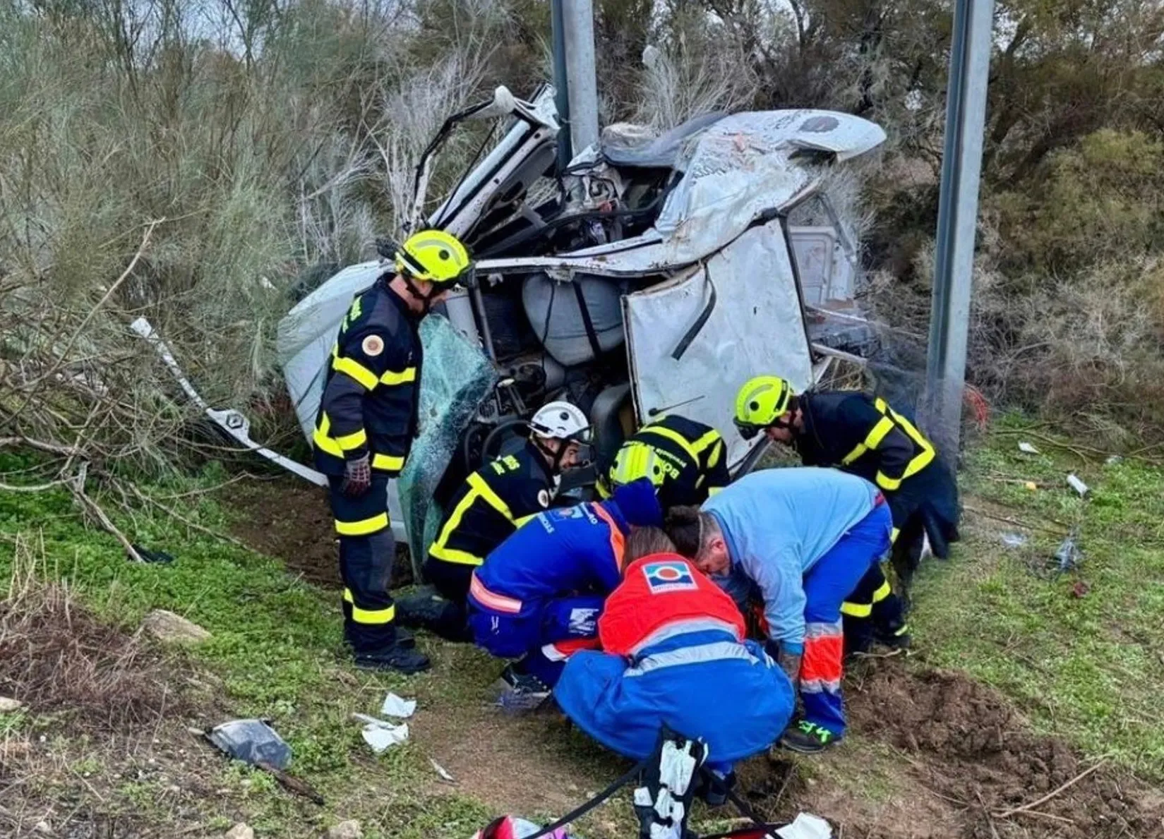 Efectivos de bomberos y bomberos asistiendo a uno de los heridos accidentados