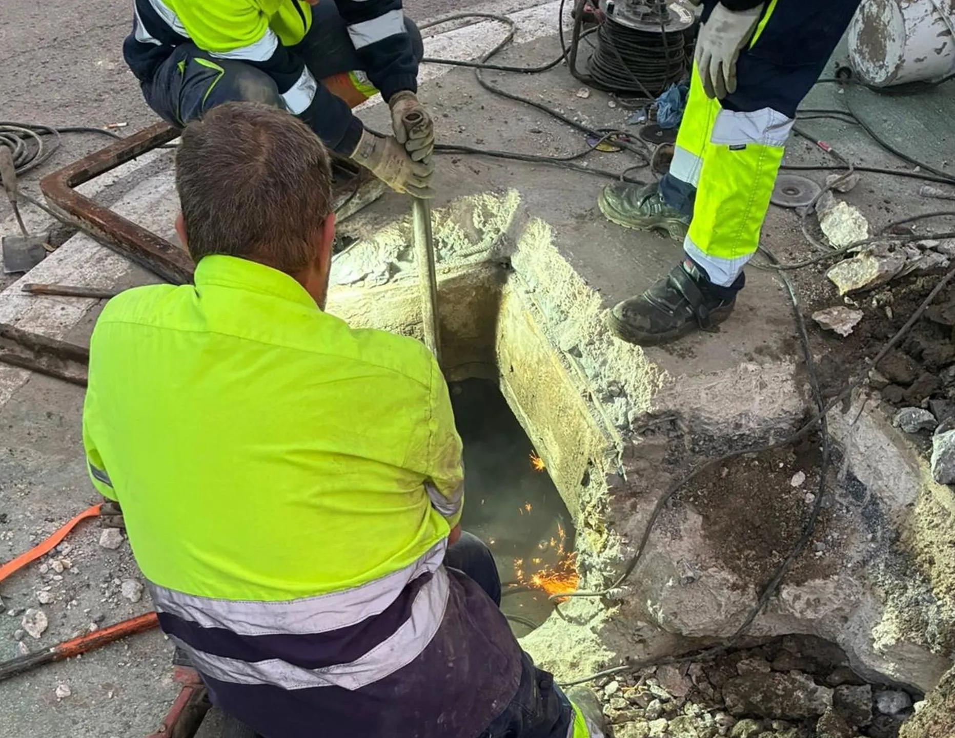 Operarios tratan de arreglar la avería en una tubería en la localidad gaditana