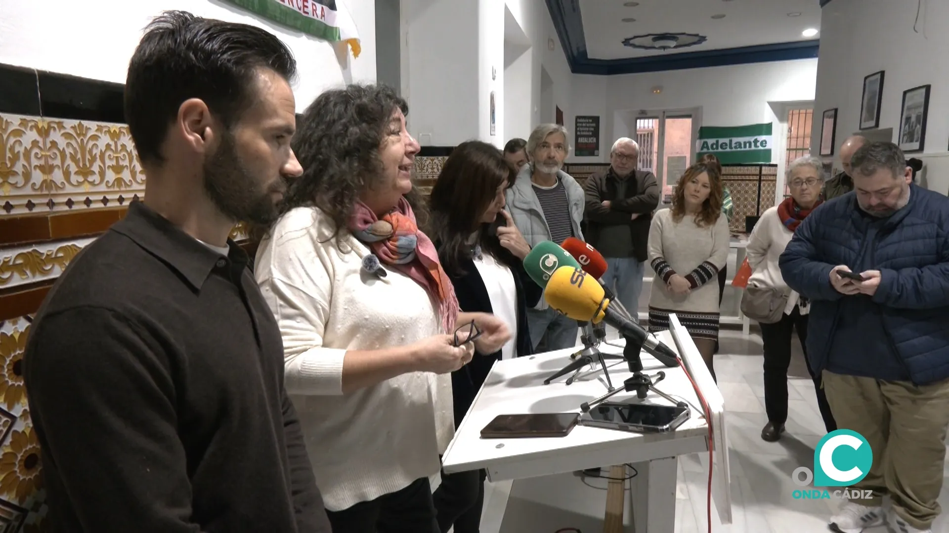 El portavoz de Adelante Izquierda Gaditana, David de la Cruz, atendiendo a los medios de comunicación. 