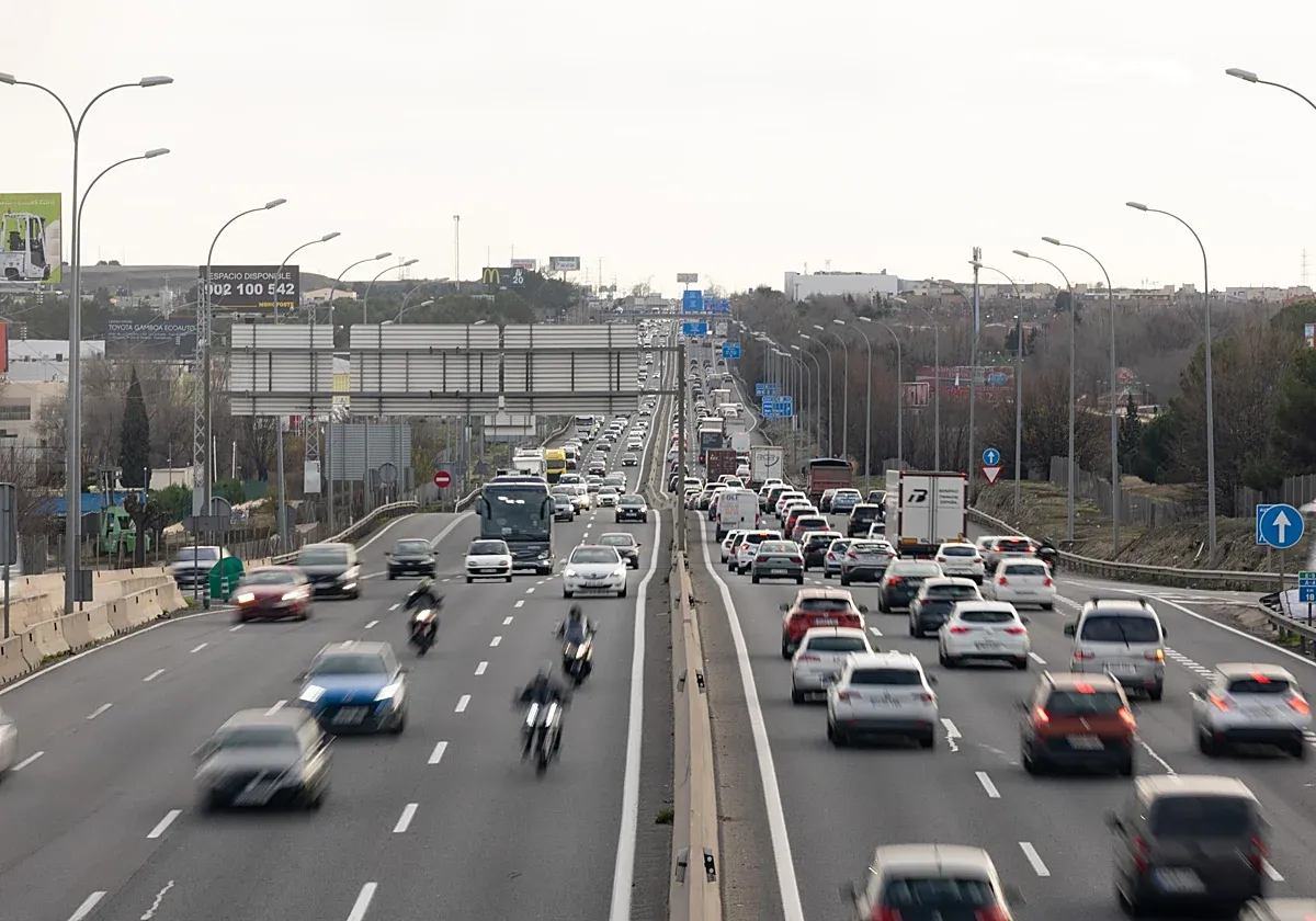 Gran afluencia de tráfico en las carreteras durante el puente de diciembre.