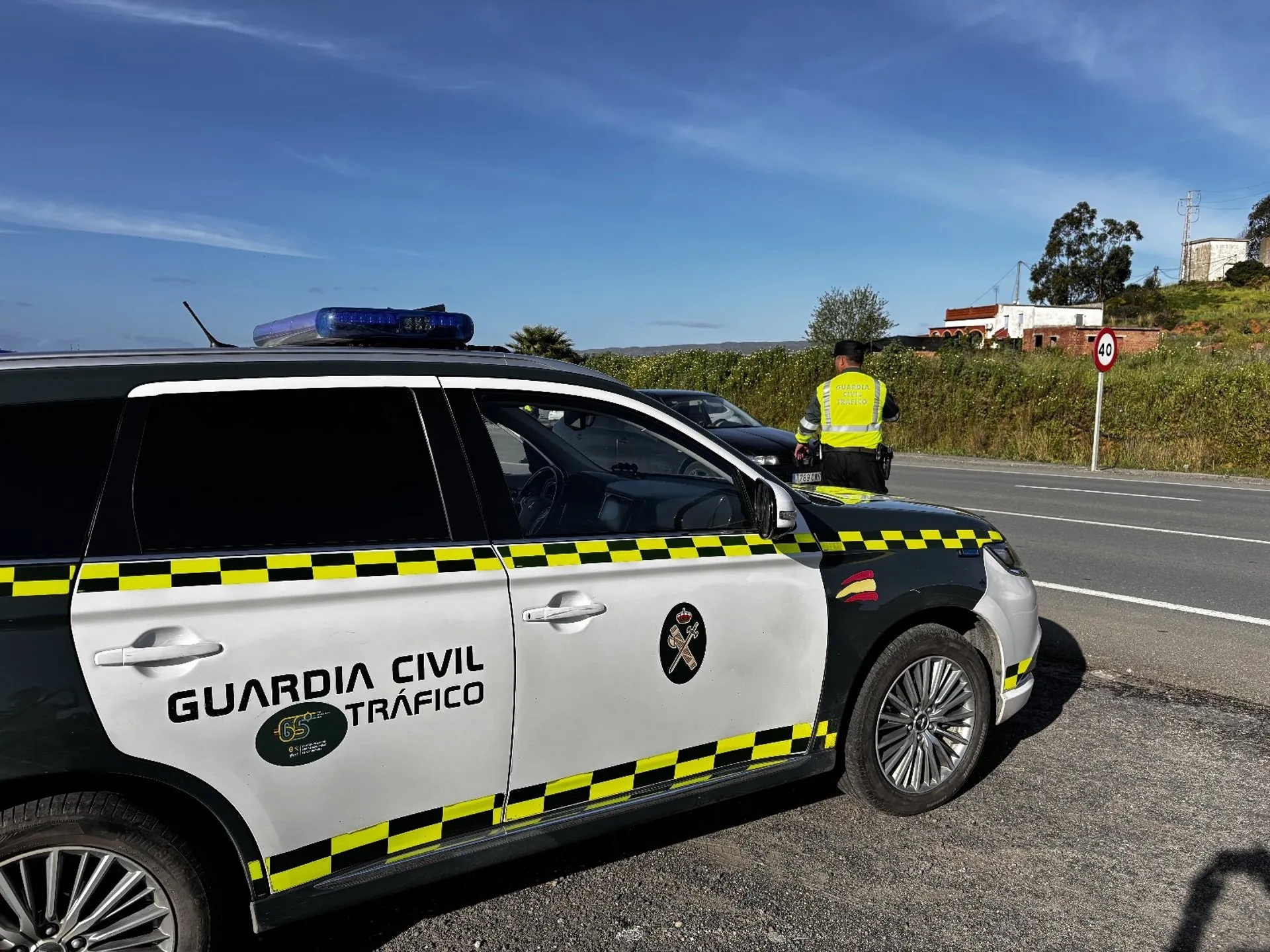 Coche de la Guardia Civil en una carretera en una imagen de archivo