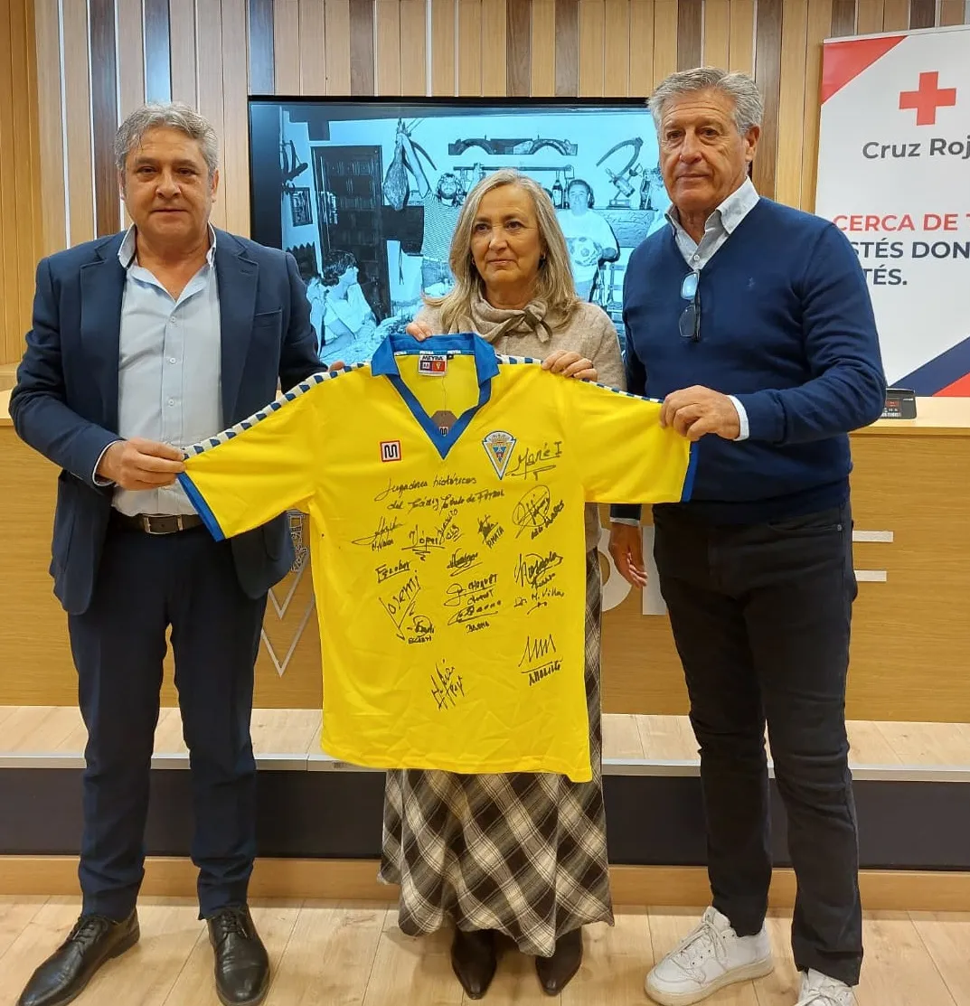 Protagonistas con el peculiar premio tras el acto de presentación