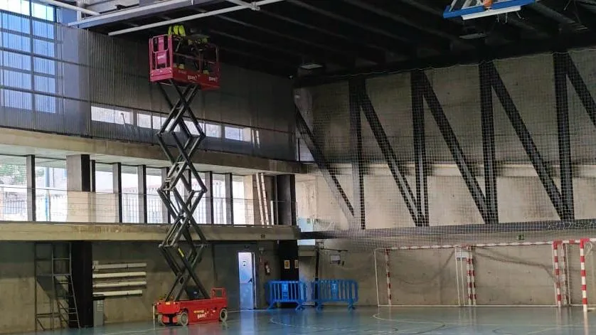 La intervención ha requerido un elevador dentro de la instalación deportiva