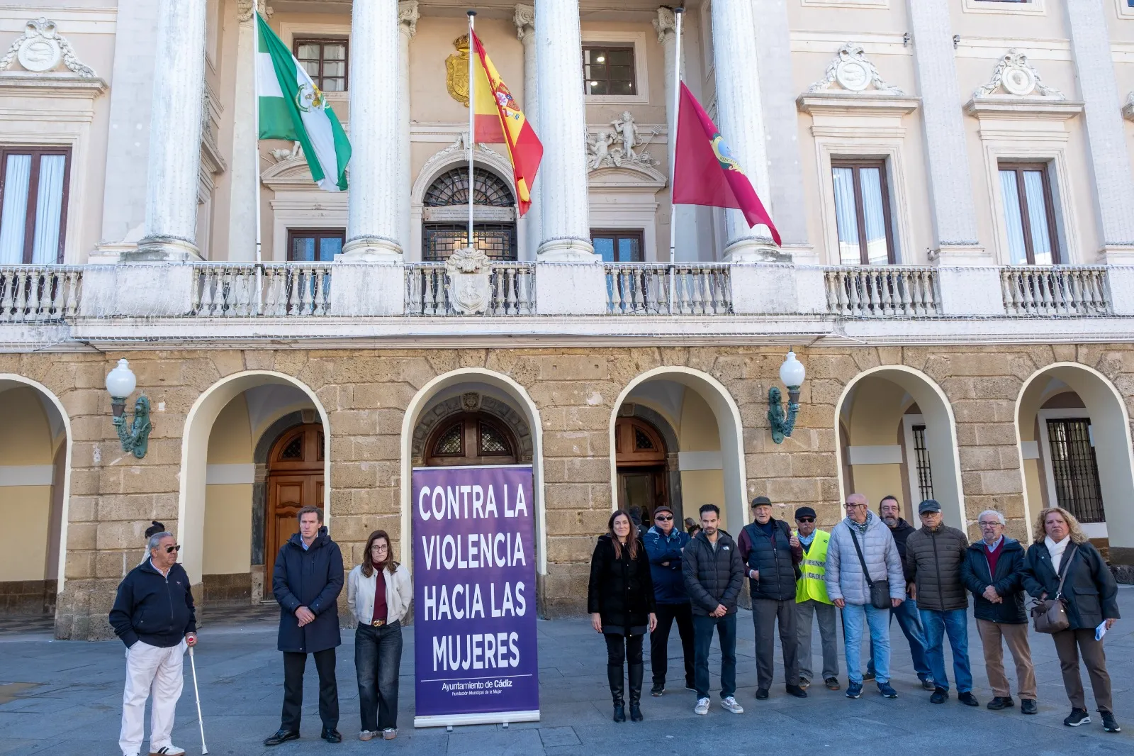 Imagen del respetuoso acto en la plaza de San Juan de Dios