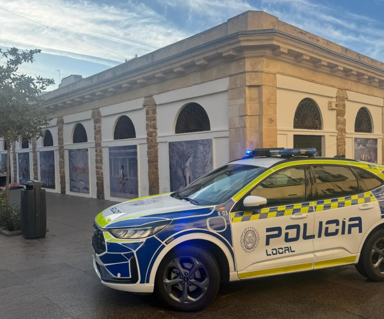 Una persona ha sido detenida en la madrugada de este lunes por robo en grado de tentativa en el interior del Mercado Central.