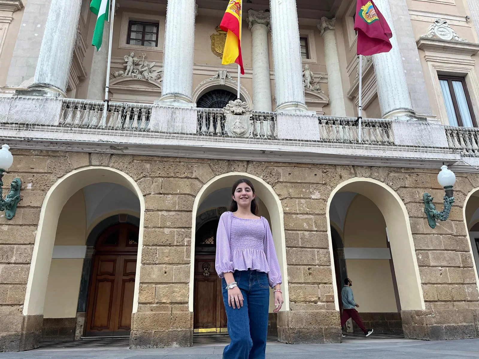 La nueva pregonera infantil ante el Ayuntamiento de Cádiz