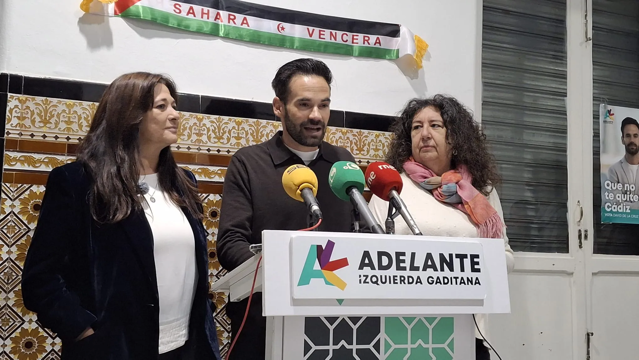 El portavoz de Adelante Izquierda Gaditana, David de la Cruz, atendiendo a los medios de comunicación. 