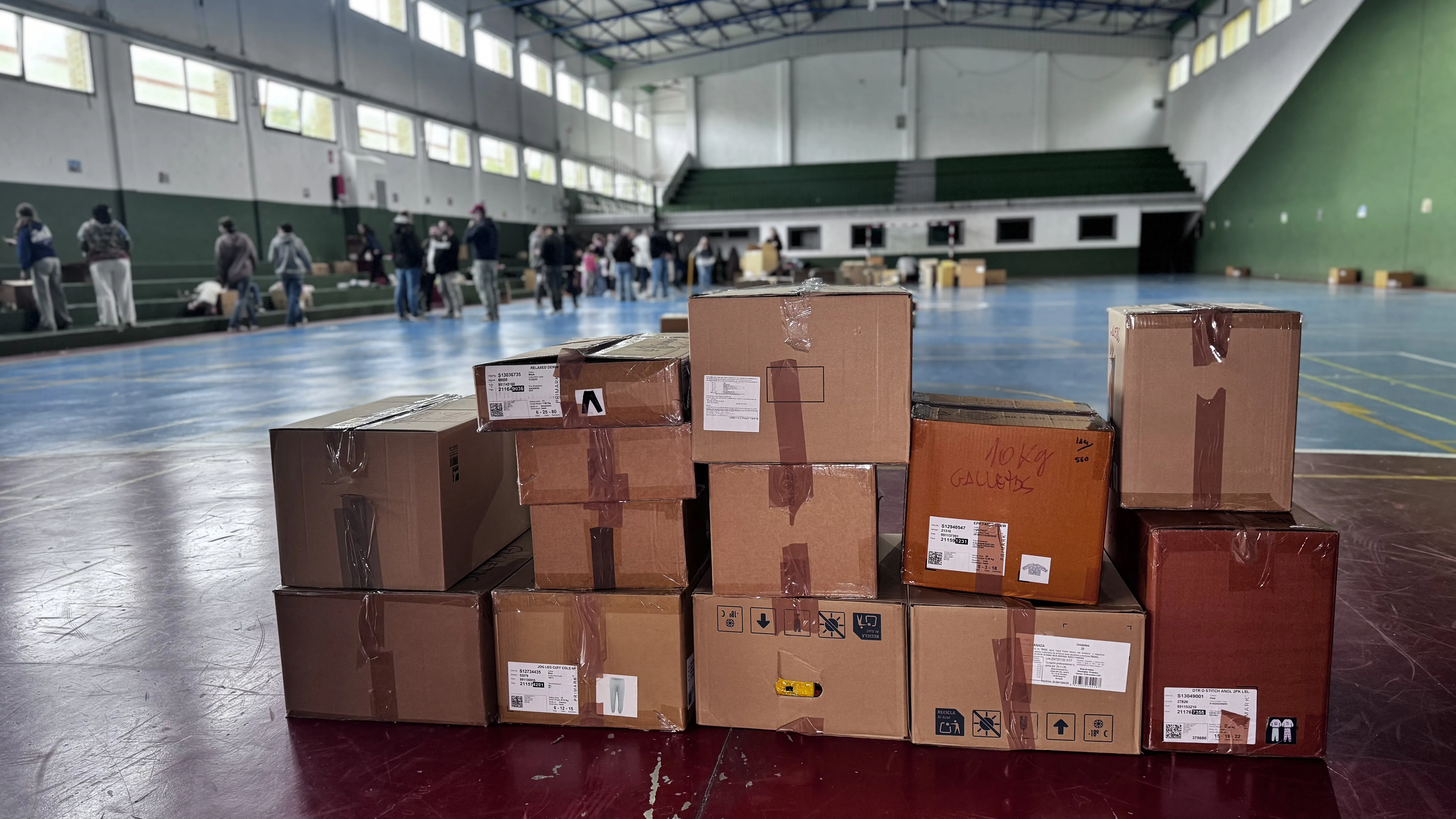 En el pabellón del colegio Salesianos trabajan a destajo para organizar los productos recogidos en la campaña.