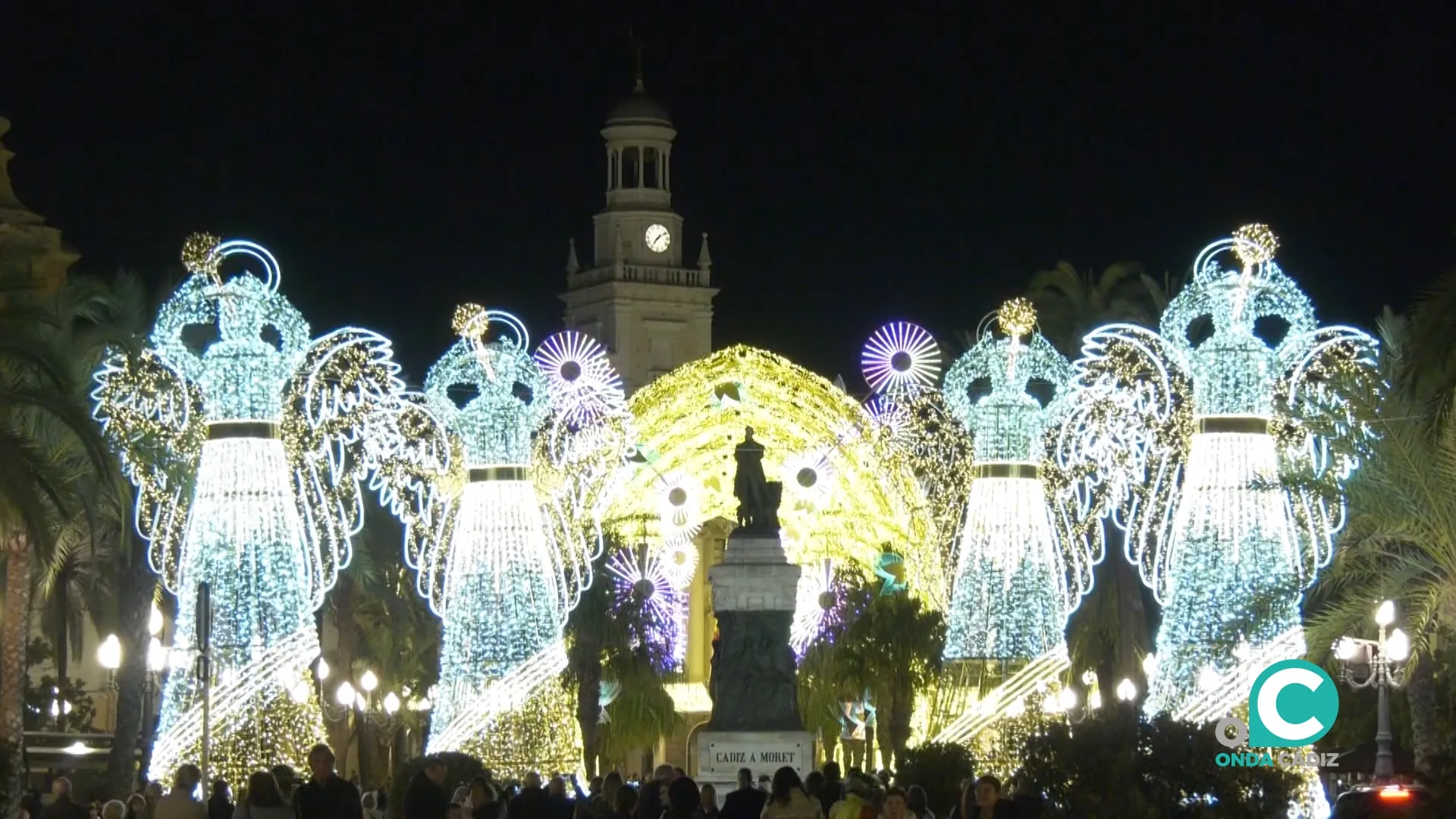 La Plaza de San Juan de Dios iluminada en estas fiestas. 
