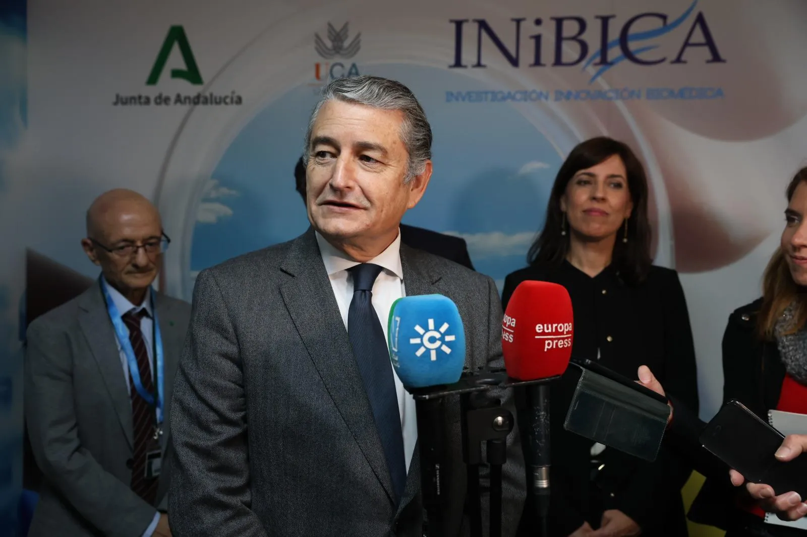 Antonio Sanz durante la atención a medios en la visita al Instituto de Investigación e Innovación Biomédica de Cádiz.
