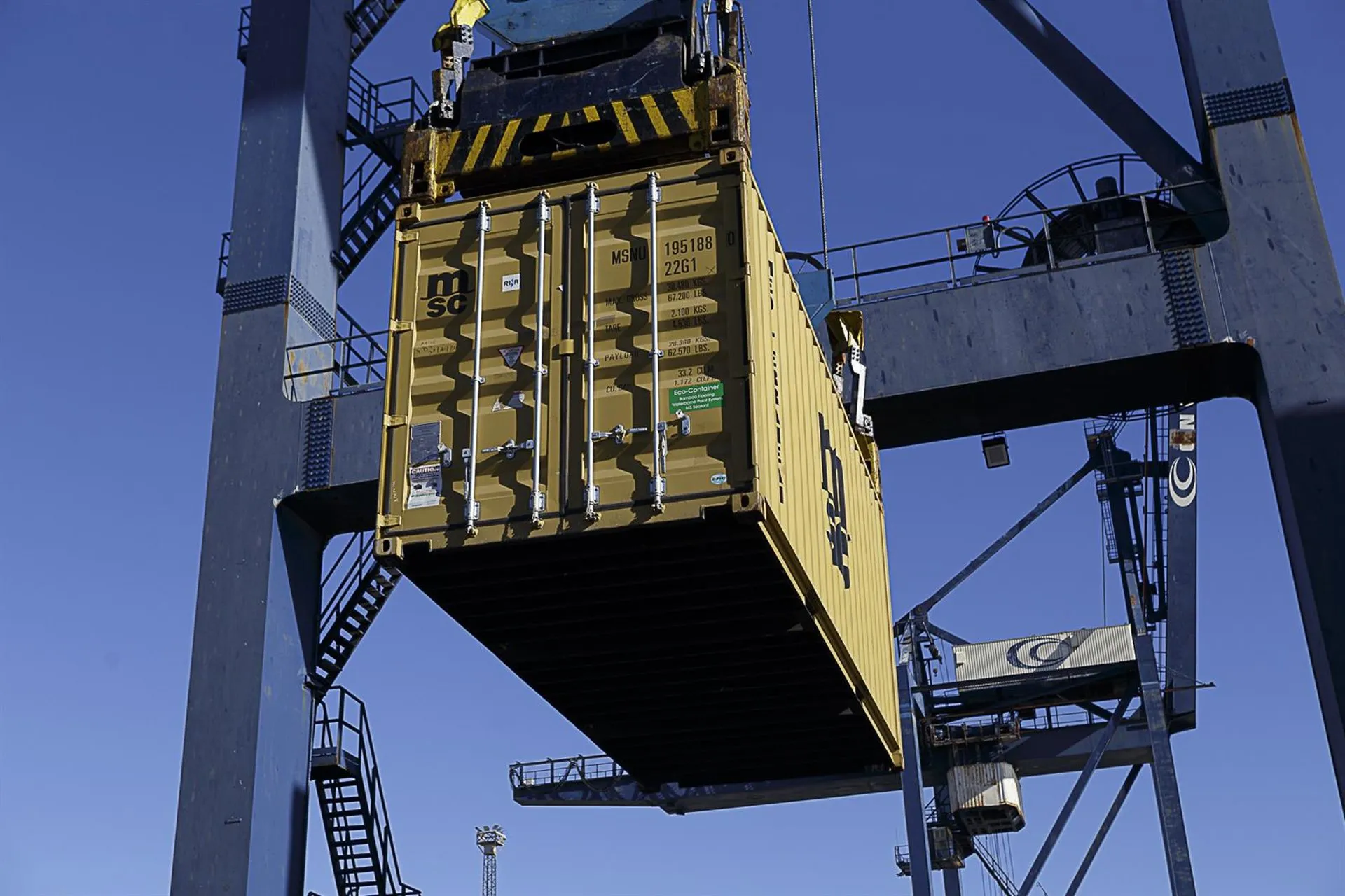 Una grúa carga un contenedor en un buque en el Puerto de Cádiz.
