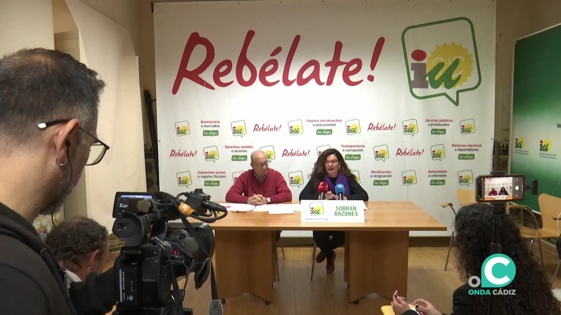 La dirigente de la fomración, Anabel Moreno, intervienen ante los medios durante la rueda de prensa