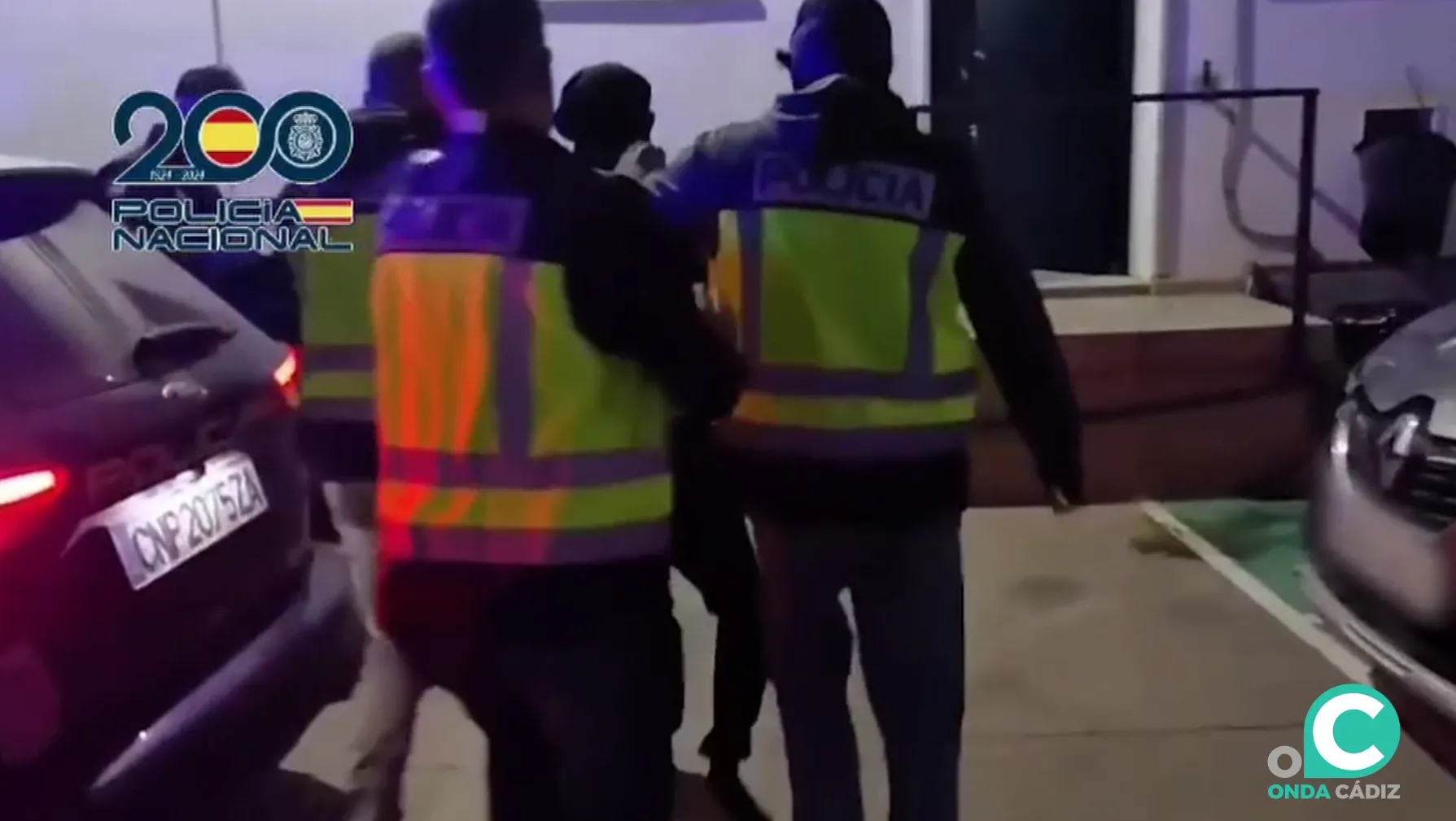 Traslado de uno de los arrestados a las dependencias policiales