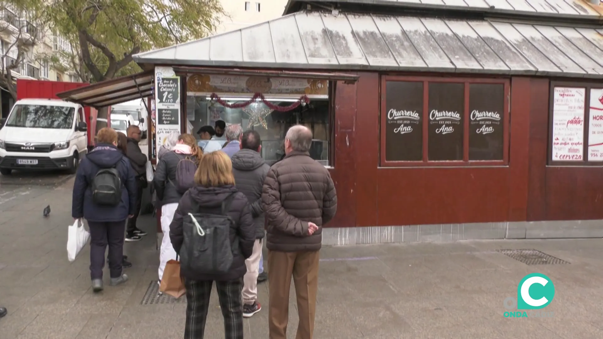 Clientes hacen cola ante la churrería galardonada en la capital gaditana