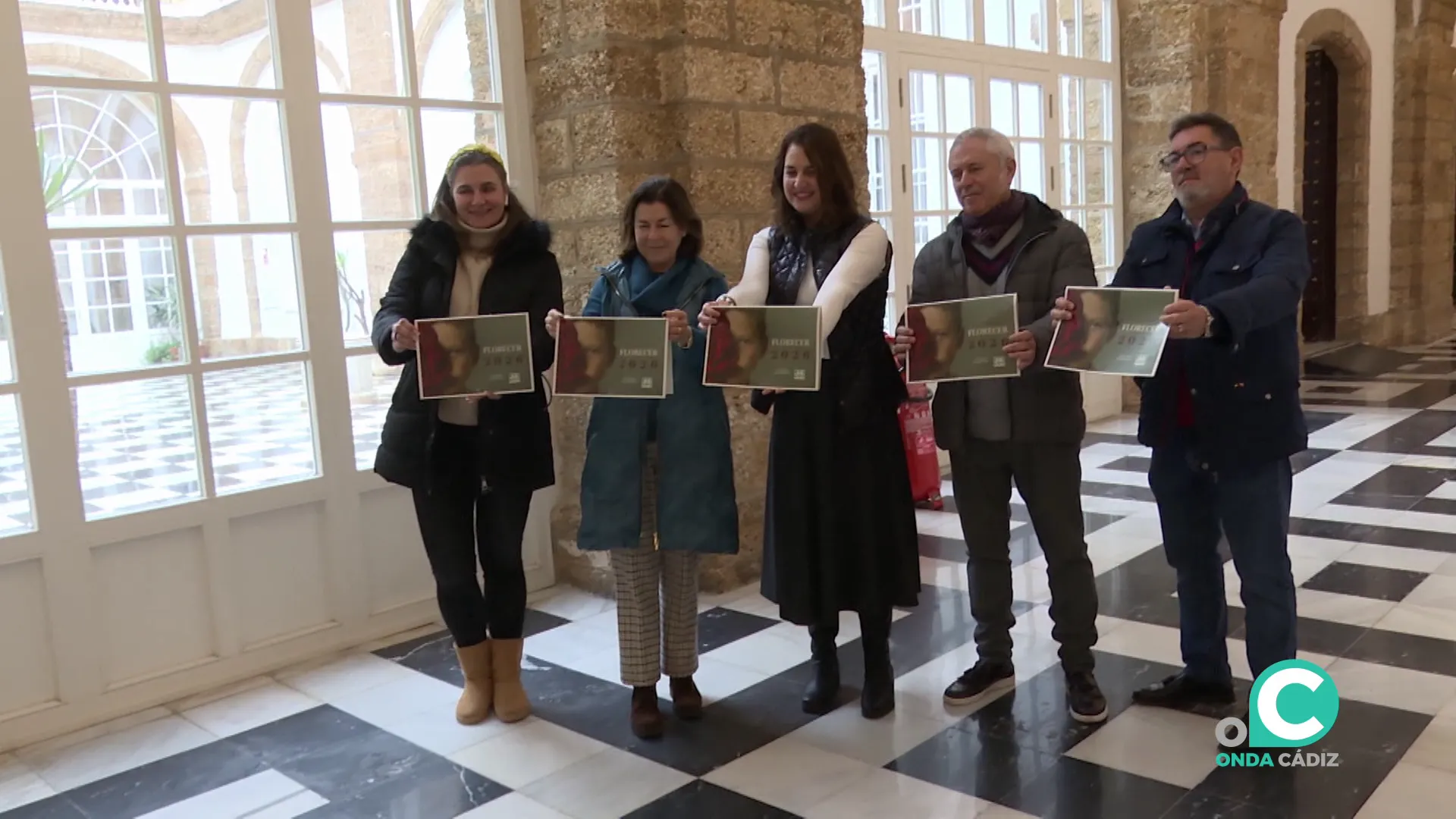Representantes de la entidad y autoridades tras el acto con los ejemplares