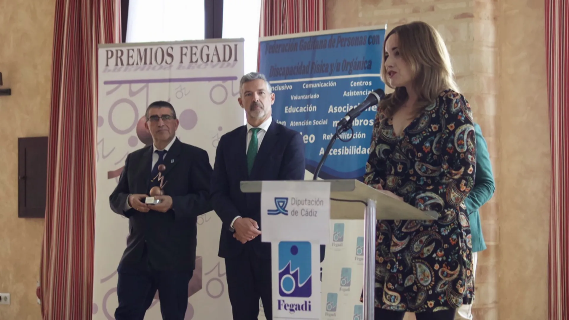 La presentadora Anabel Flores interviene durante el acto de entrega organizado por la entidad social