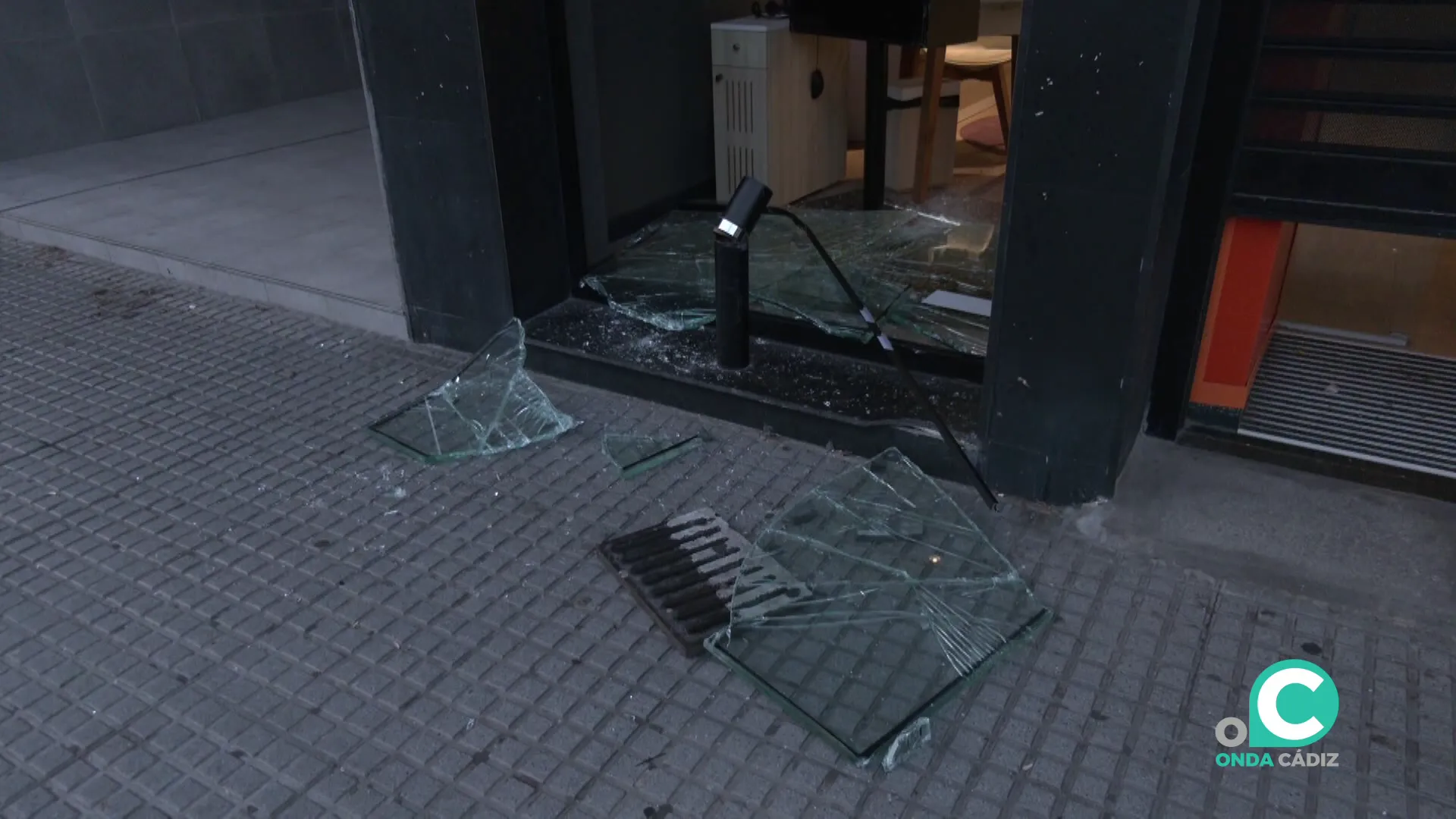 Efectos del ataque a uno de los locales la pasada madrugada