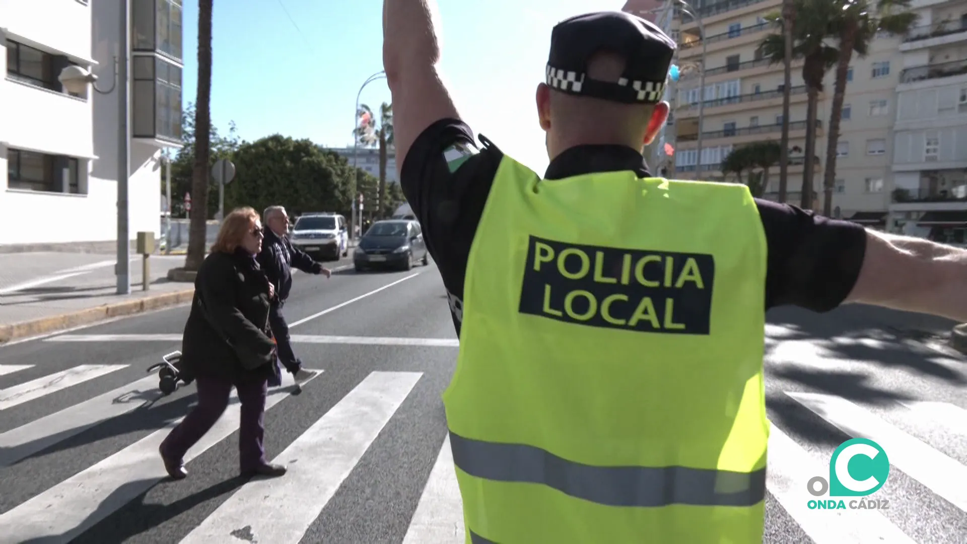 La formación ha incluido prácticas en el control de tráfico por la avenida de la capital gaditana.