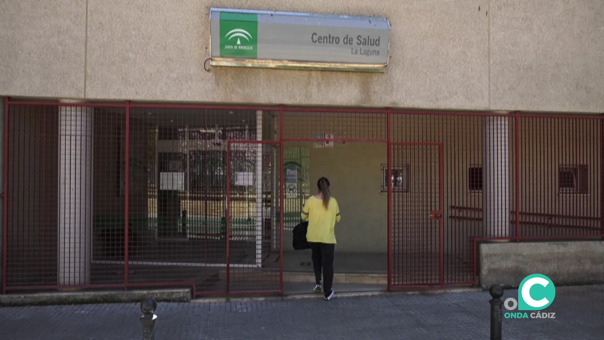 Una usuaria accede al centro de la Salud La Laguna este martes