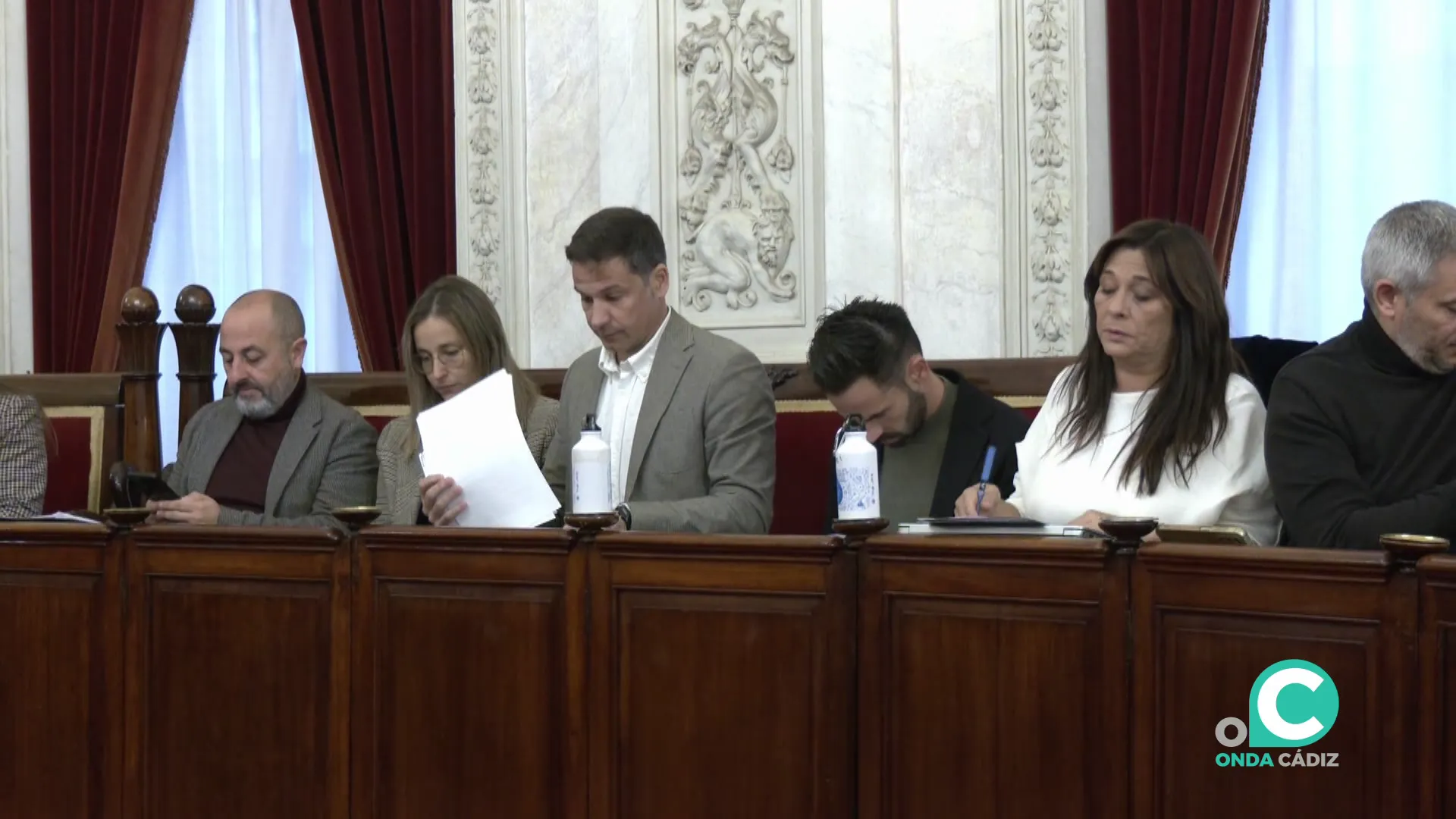 Concejales de la oposición antes del inicio de un Pleno municipal